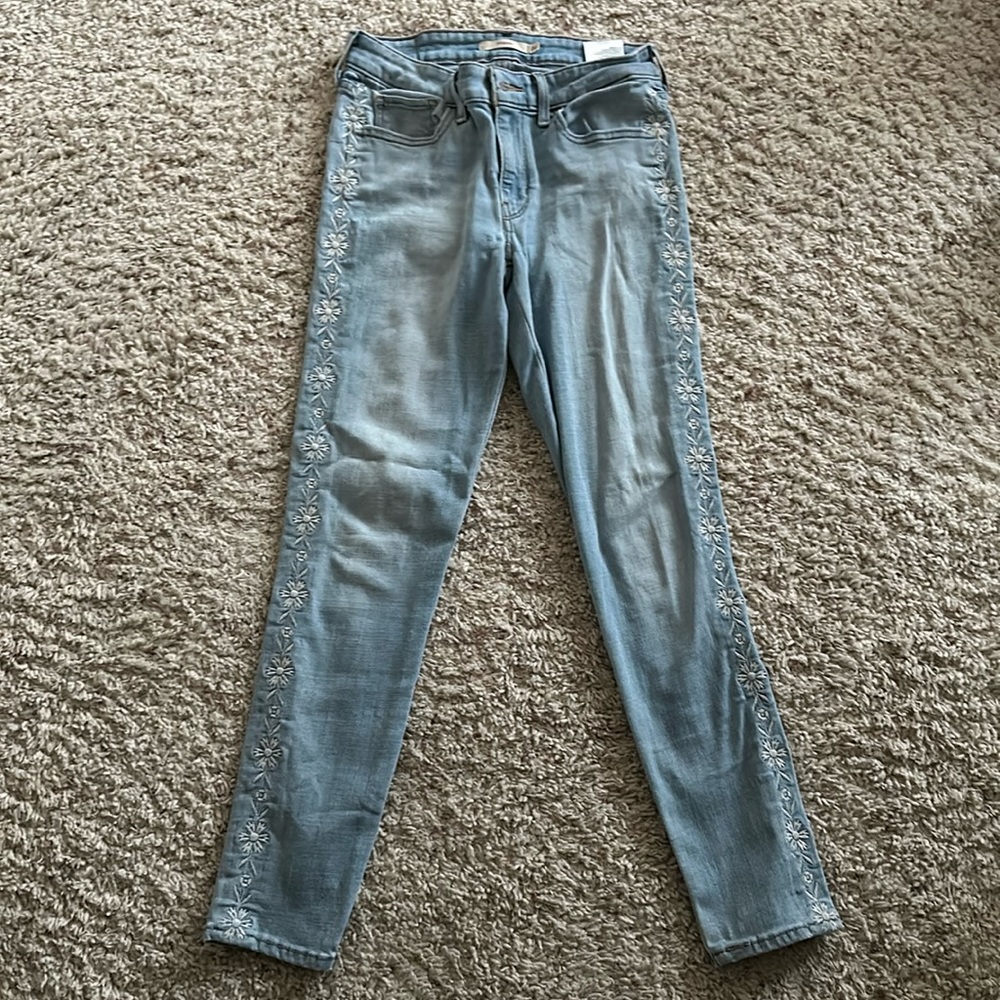Light wash Levi’s Jean with white flower embroidery